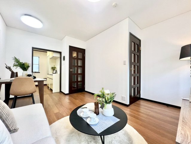 北区豊島3丁目　中古戸建の居間・リビング|2階リビングは外からの視線が気にならない、寛ぎのプライベート空間！

現地ご見学希望・資料請求などお気軽にお問い合わせ下さい！
03-5990-5201