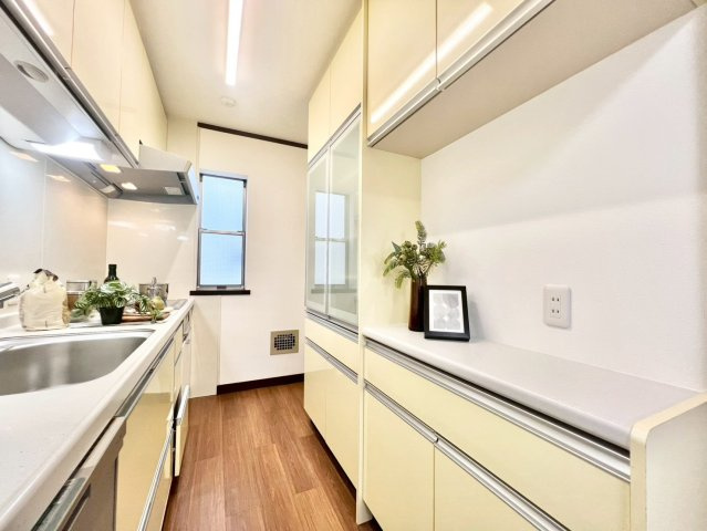 北区豊島3丁目　中古戸建のキッチン|色合いやデザインを合わせたカップボードを設置しているため食器棚いらず。

現地ご見学希望・資料請求などお気軽にお問い合わせ下さい！
03-5990-5201