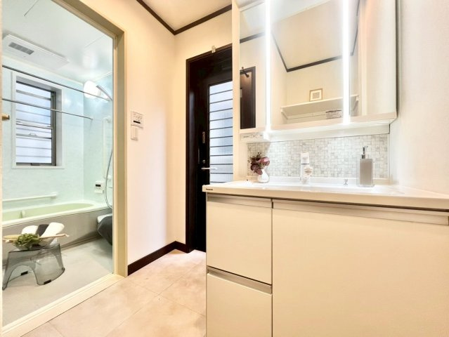 北区豊島3丁目　中古戸建の独立洗面台|三面鏡の裏には収納が付いているため、スムーズに身支度が完了します！

現地ご見学希望・資料請求などお気軽にお問い合わせ下さい！
03-5990-5201