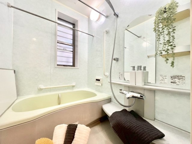 北区豊島3丁目　中古戸建の浴室|追い焚き機能付きの浴室は、仕事で帰りが遅くなった日にも温かい湯船に浸かって疲れを癒すことができます。ｖ

現地ご見学希望・資料請求などお気軽にお問い合わせ下さい！
03-5990-5201