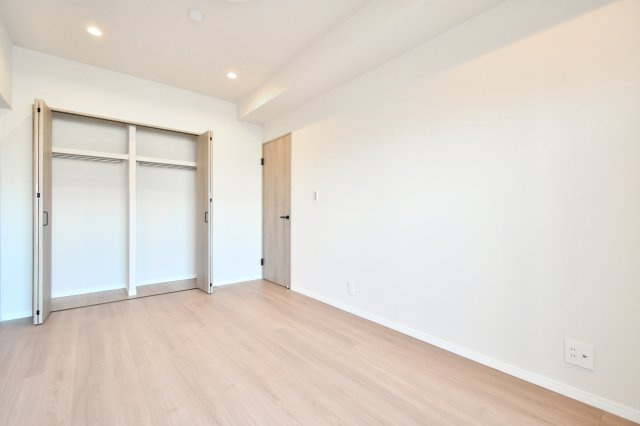 ベルヴィル大宮B棟の洋室|洋室②7.2帖：クローゼットは各部屋に備わっておりますので、家族それぞれで洋服収納をすることも可能です。また、上下セパレートになっているため衣替えもしやすく、ハンガーパイプで家事時短にも◎！