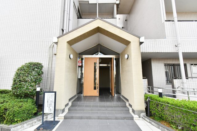 ベルヴィル大宮B棟のエントランス|難しいイメージの住宅ローンは経験スタッフが丁寧にお手伝いしますのでご安心下さい。「家を買って終わり」ではなく、「買ってからがスタート」と考え、一人ひとりにあった資金計画やプランをご提案致します！