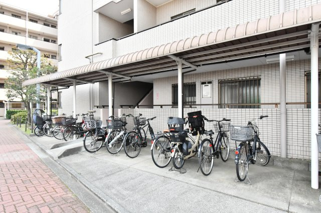 ベルヴィル大宮B棟の駐輪場|『物件を今日見てみたい』といった当日のご案内、同条件などの物件、他社様掲載物件もご紹介可能！一日でまとめて内覧したい方、ぜひ当社までお問い合わせ下さい。スタッフ一同皆様のご連絡お待ちしております！