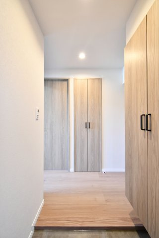 ベルヴィル大宮B棟の玄関|白を基調とした玄関。明るく広く見せる工夫が施されております！センサーライトになっておりますので、電気の消し忘れもない＆帰宅時も明るい玄関でお出迎えしてくれる家族想いな玄関です。