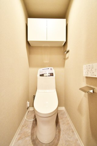 ベルヴィル大宮B棟のトイレ|トイレ：奥行きにゆとりがあり、圧迫感の少ないトイレスペース。吊戸棚付きで、トイレットペーパーなどの備品補充も楽々行えます。掃除用具をしまうと清潔感も消す事ができ、イマドキなお部屋にできます。