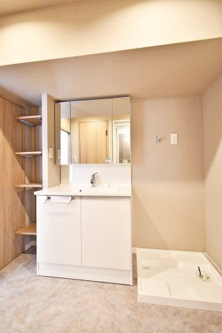 ベルヴィル大宮B棟の独立洗面台|三面鏡シャンプードレッサーは忙しい朝の強い味方！サイドボックスには普段使いのタオル類をたくさん収納出来ますので…、入浴後ご家族の「タオル忘れたから取ってー！」という叫び声はこれで解消です。