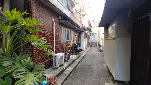尼崎市西大物町　中古戸建の前面道路含む現地写真