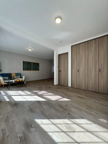 守口市南寺方中通1丁目の居間・リビング|リビングにはたっぷり収納付きです。
