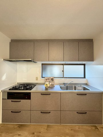 守口市南寺方中通1丁目のキッチン|収納力のある3口コンロシステムキッチン
小窓付きで換気も安心です。　