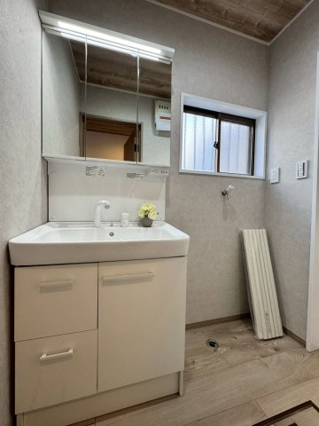 守口市南寺方中通1丁目の独立洗面台|明るい三面鏡を備えた洗面化粧台。