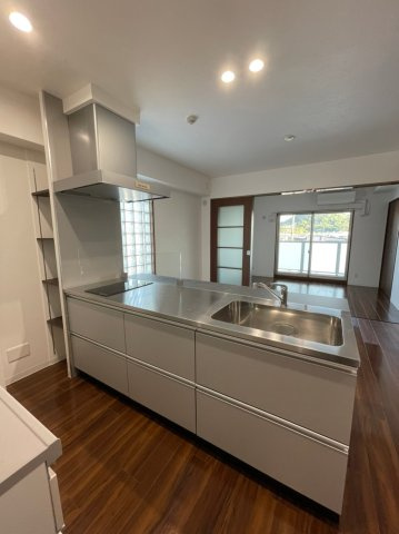 ピアッツァレント今井町のキッチン|2口IHシステムキッチン・キッチンバックセット付き