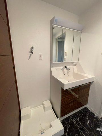 ピアッツァレント今井町の洗面所|三面鏡化粧洗面台・室内洗濯機置き場