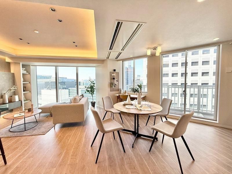 みなとみらいミッドスクエア　ザ・タワーレジデンスの居間・リビング