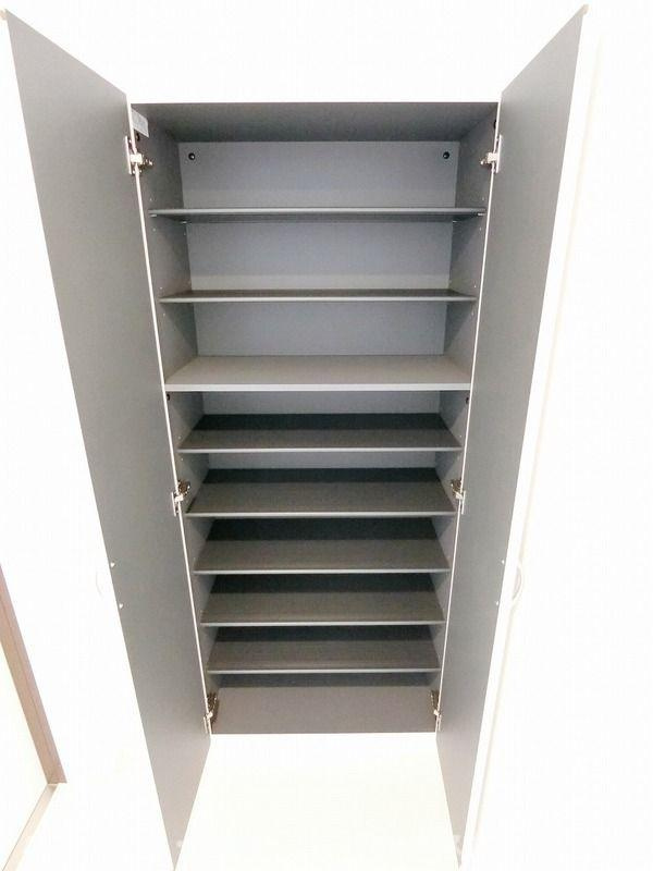 リブリ・二ツ木の玄関