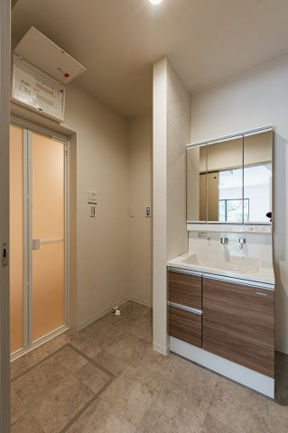 乙訓郡大山崎町小字尻江の独立洗面台|三面鏡付き洗面化粧台。