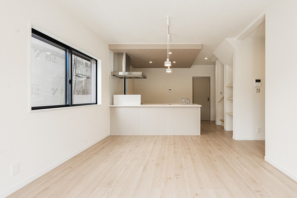 乙訓郡大山崎町小字尻江の居間・リビング|グレージュカラーで統一された淡く落ち着いた空間のLDKです