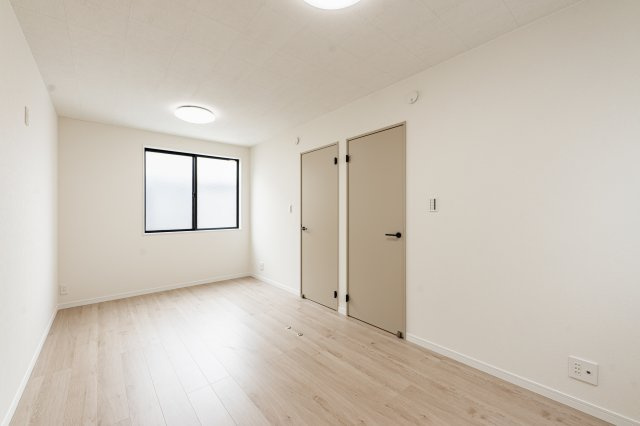 乙訓郡大山崎町小字尻江の洋室|将来仕切って使える洋室は、広めのスペースに可動間仕切りや引き戸、収納、二重ドア、柔軟な照明配置が備わり、ライフスタイルの変化に対応できる設計が特徴です。