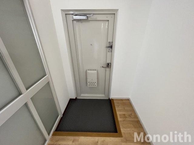 鶴山台54号棟の玄関