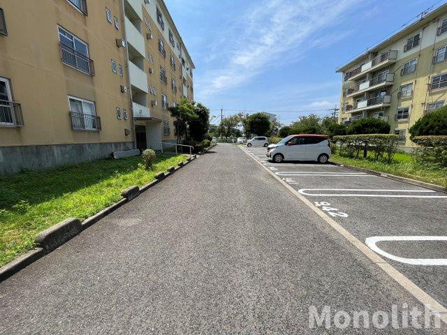 鶴山台54号棟の駐車場
