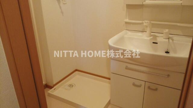 カルムジェルメの洗面所|シャワー付きの洗面化粧台もあります＊