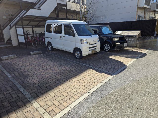 メゾンダジュール１０番館 の駐車場
