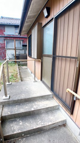 半田市栄町4丁目貸家のエントランス