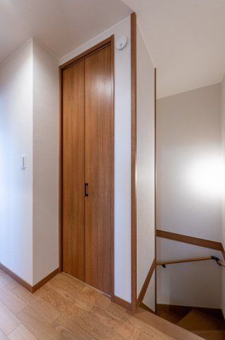 乙訓郡大山崎町小字尻江の収納|２階階段すぐに収納を確保！様々なものをお片付けするのに大変便利です♪