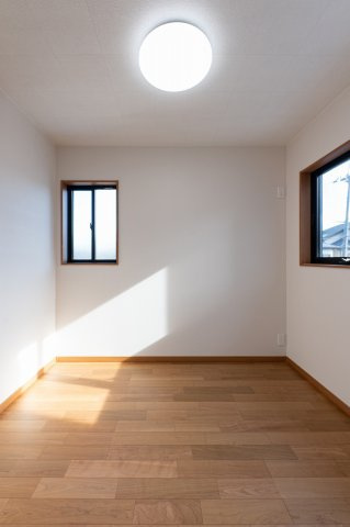 乙訓郡大山崎町小字尻江の洋室|洋室4.3帖
２か所からの採光で、明るいお部屋です。