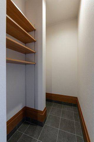 乙訓郡大山崎町小字尻江の収納|玄関横にはシューズクロークがあり、シューズだけでなくお子様の遊び道具などの収納にもお使いいただけます。