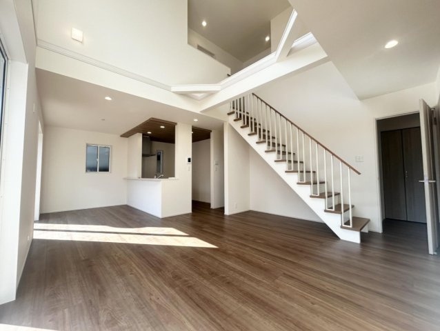 横浜市瀬谷区東野　新築戸建【仲介手数料無料】カースペース3台の居間・リビング