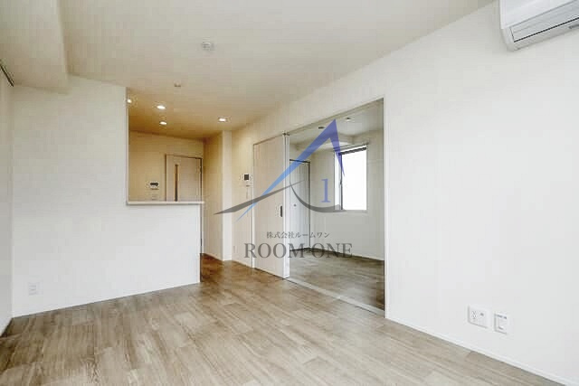 メゾン・ド・プティの居間・リビング|洋室のお部屋です。