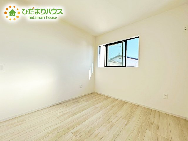 【洋室】 | 水戸市本町1期　新築戸建 | 二面採光の設計で明るい時間帯は陽が入り、リラックス出来るお部屋となっています。