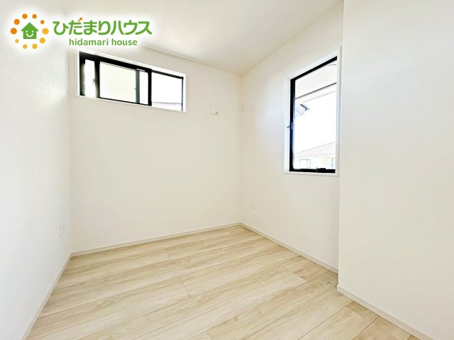 【洋室】 | 水戸市本町1期　新築戸建 | 明るい陽光が差し込む洋室。白を基調とした爽やかな空間。