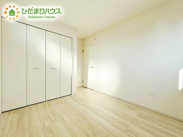 【洋室】 | 水戸市本町1期　新築戸建 | 白い壁の洋室は、太陽の光だけでも十分明るく感じられますね