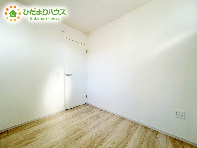 【洋室】 | 水戸市本町1期　新築戸建 | 室内には収納スペースもあり、衣類や小物類をたっぷり収納可能。お部屋をより広くお使いいただけます。
