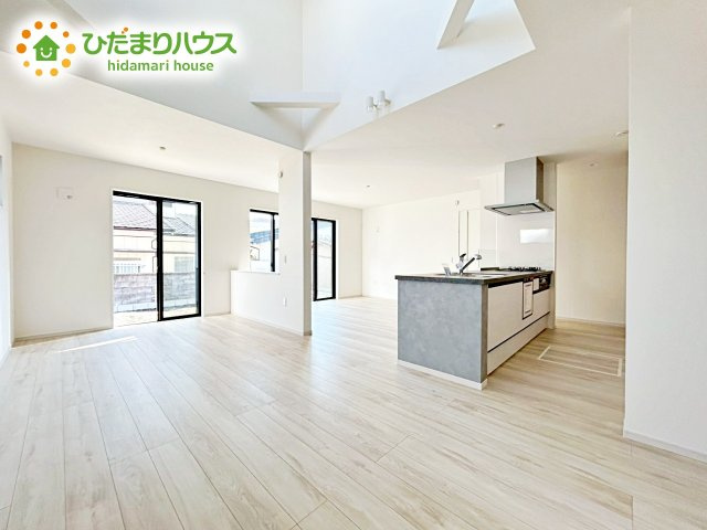 【居間・リビング】 | 水戸市本町1期　新築戸建 | ホワイトを基調としたLDKは、明るく上品な心地よさを演出してくれます。空間に広がりをもたらし、より一層広く感じさせてくれます。