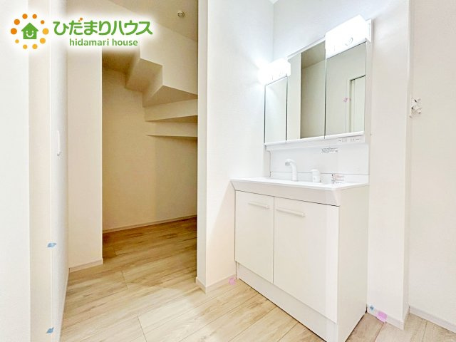 【独立洗面台】 | 水戸市本町1期　新築戸建 | 三面鏡は自分では見えにくいところまで見ることができるので、身だしなみを整える際などにはとても便利です(*^^*)