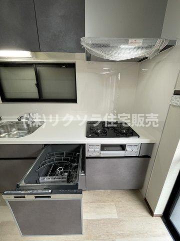 池田西町　中古一戸建てのキッチン|食器洗い乾燥機・ビルトイン三口コンロ付き
■物件内覧・資金計画相談・住宅ローン相談、リフォーム相談、お問合せ受付中■
※当日・翌日のご内覧、ご相談はお電話でのお問合せがスムーズです！