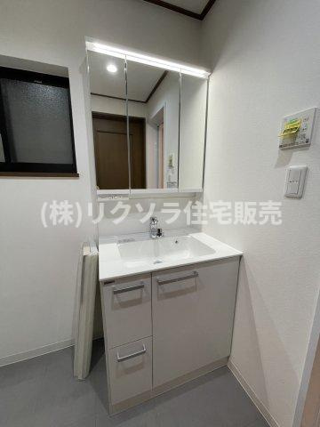 池田西町　中古一戸建ての独立洗面台|三面鏡付き独立洗面台
■物件内覧・資金計画相談・住宅ローン相談、リフォーム相談、お問合せ受付中■
※当日・翌日のご内覧、ご相談はお電話でのお問合せがスムーズです！