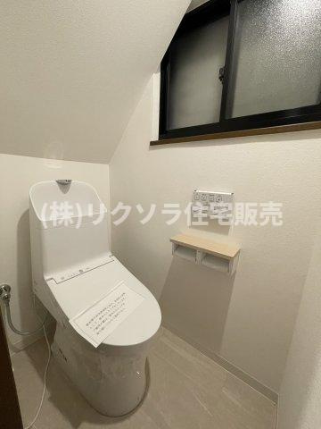 池田西町　中古一戸建てのトイレ|1階　温水洗浄便座付き
■物件内覧・資金計画相談・住宅ローン相談、リフォーム相談、お問合せ受付中■
※当日・翌日のご内覧、ご相談はお電話でのお問合せがスムーズです！