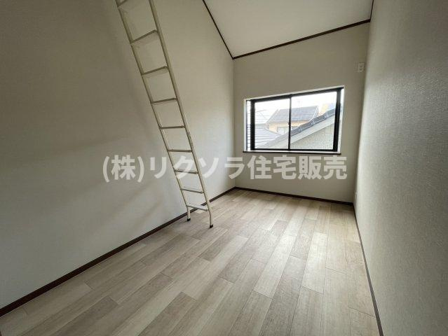 池田西町　中古一戸建ての内装|洋室5.0帖　ロフト付き
■物件内覧・資金計画相談・住宅ローン相談、リフォーム相談、お問合せ受付中■
※当日・翌日のご内覧、ご相談はお電話でのお問合せがスムーズです！