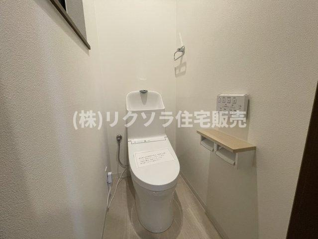 池田西町　中古一戸建ての設備|2階トイレ　温水洗浄便座付き
■物件内覧・資金計画相談・住宅ローン相談、リフォーム相談、お問合せ受付中■
※当日・翌日のご内覧、ご相談はお電話でのお問合せがスムーズです！