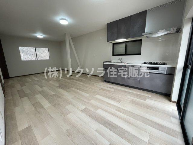 池田西町　中古一戸建ての居間・リビング|LDK16.0帖
■物件内覧・資金計画相談・住宅ローン相談、リフォーム相談、お問合せ受付中■
※当日・翌日のご内覧、ご相談はお電話でのお問合せがスムーズです！