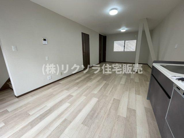 池田西町　中古一戸建ての居間・リビング|LDK16.0帖
■物件内覧・資金計画相談・住宅ローン相談、リフォーム相談、お問合せ受付中■
※当日・翌日のご内覧、ご相談はお電話でのお問合せがスムーズです！