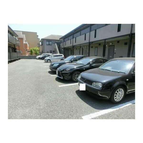 メゾンダジュール8番館の駐車場