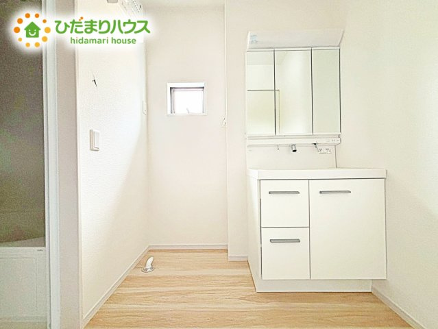 【独立洗面台】 | 水戸市酒門町15期　新築戸建　2号棟 | 収納スペースが充実した洗面所です。身だしなみチェックもできる三面鏡の裏には、化粧品や整髪料、歯ブラシなど細々した物を収納でき、スッキリとした空間を保てます