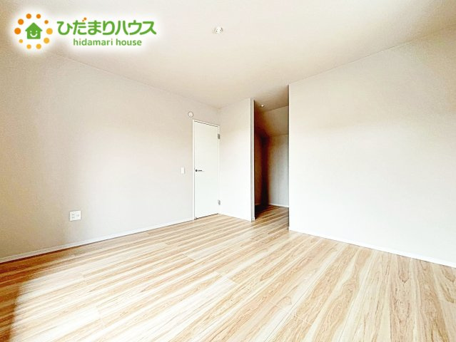 【寝室】 | 水戸市酒門町15期　新築戸建　2号棟 | 主寝室は広々していて安らげる空間に。大きな窓から光が差し込み、朝の目覚めも良さそう♪