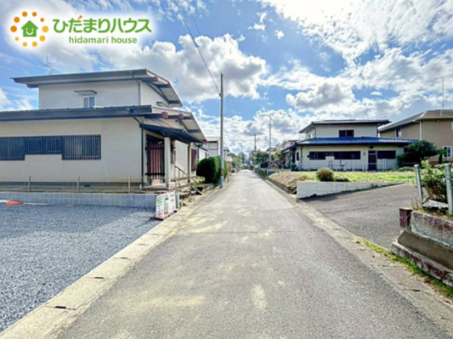 【前面道路含む現地写真】 | 水戸市酒門町15期　新築戸建　2号棟 | 陽当たりが良いので、日中の照明を利用しなくてよいため、光熱費の節約にもつながります。