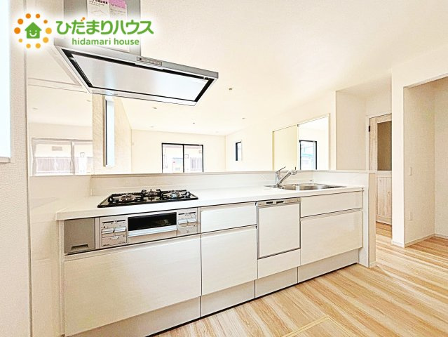 【キッチン】 | 水戸市酒門町15期　新築戸建　2号棟 | キッチンには大容量の収納を採用しております。奥までしっかりと収納として活用でき、取り出す時も手前の物をどかしたりする手間など掛かりません、キッチン周りをいつもスッキリにしておけます。