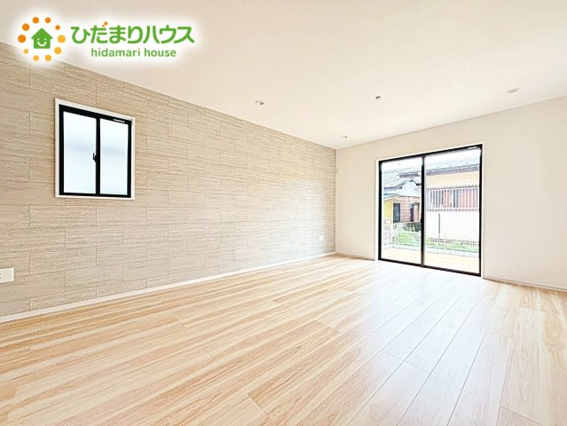 【居間・リビング】 | 水戸市酒門町15期　新築戸建　2号棟 | 大きな窓が心地よい、リビング。家全体を見渡せるので、自然と家族の会話も弾みそう。